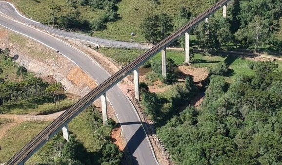 Prefeitura de Lages Prefeitura alerta população sobre os perigos de subir no elevado onde passa o trem, na Coxilha Rica