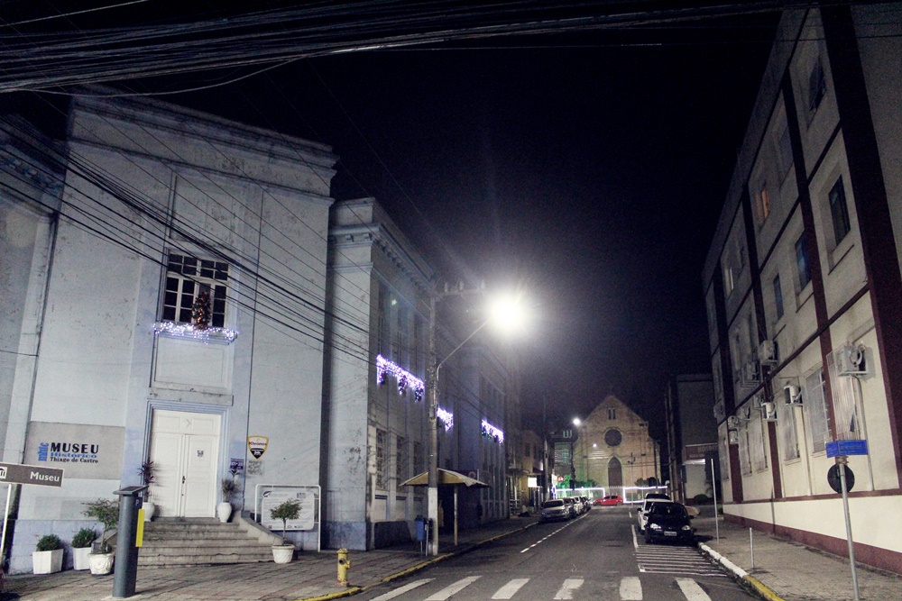 Prefeitura de Lages Natal Felicidade 2020: De janelas para janelas - Servidores da Fundação Cultural e Papai Noel homenagearão linha de frente de hospital em Lages