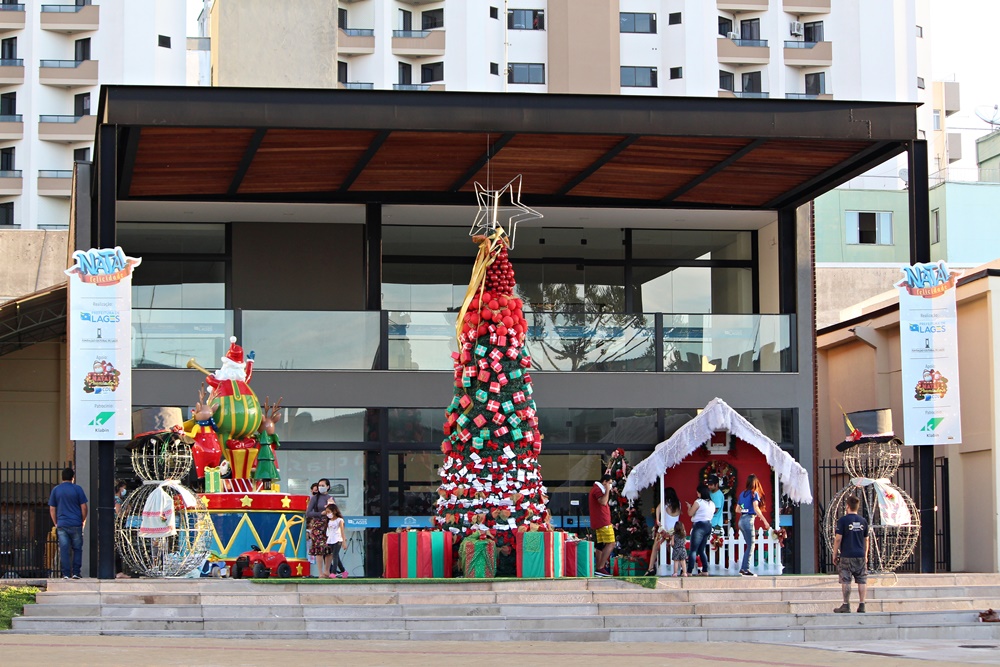 Prefeitura de Lages Natal Felicidade 2020: pedidos da Árvore de Natal decorativa, do calçadão da Praça João Costa, podem ser adotados pela comunidade lageana