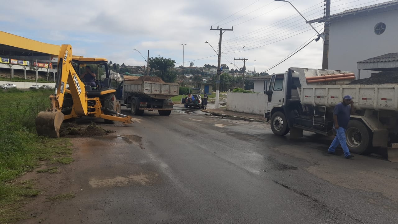 Prefeitura de Lages Rede de água de 300mm se rompe e prejudica abastecimento em três bairros de Lages neste sábado (2 de janeiro)