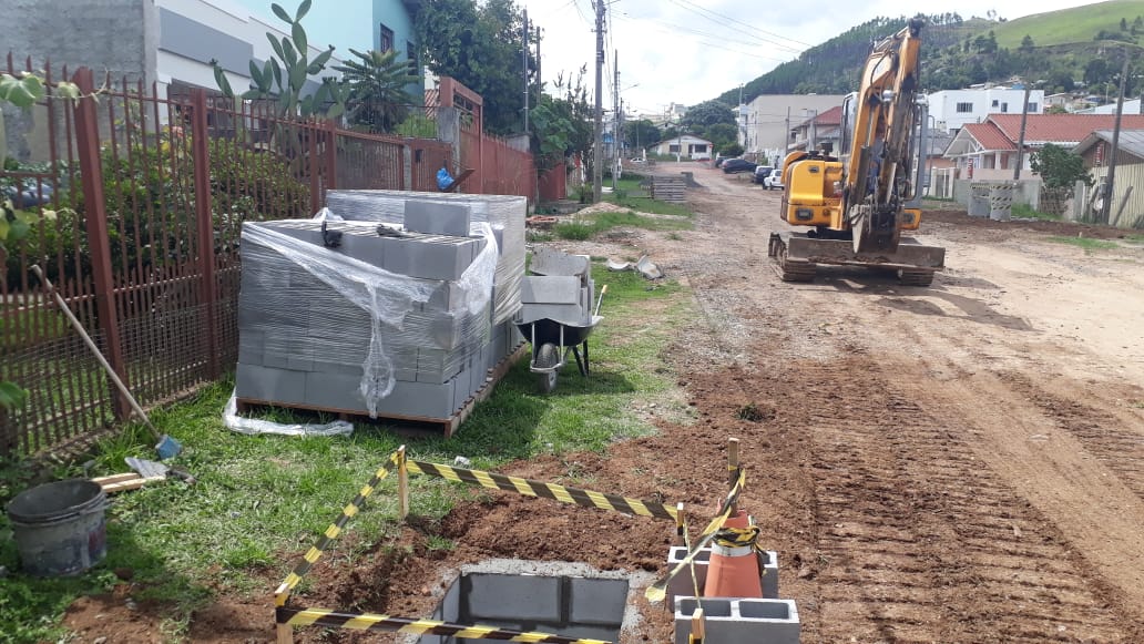 Prefeitura de Lages Rua Raimundo Correa, no bairro Santa Rita, recebe melhorias prévias ao asfaltamento