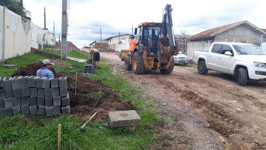 Prefeitura de Lages  Trabalhos de revitalização da infraestrutura na rua Professor João Batista Tezza seguem com a instalação de caixas de captação pluvial e bocas de lobo 