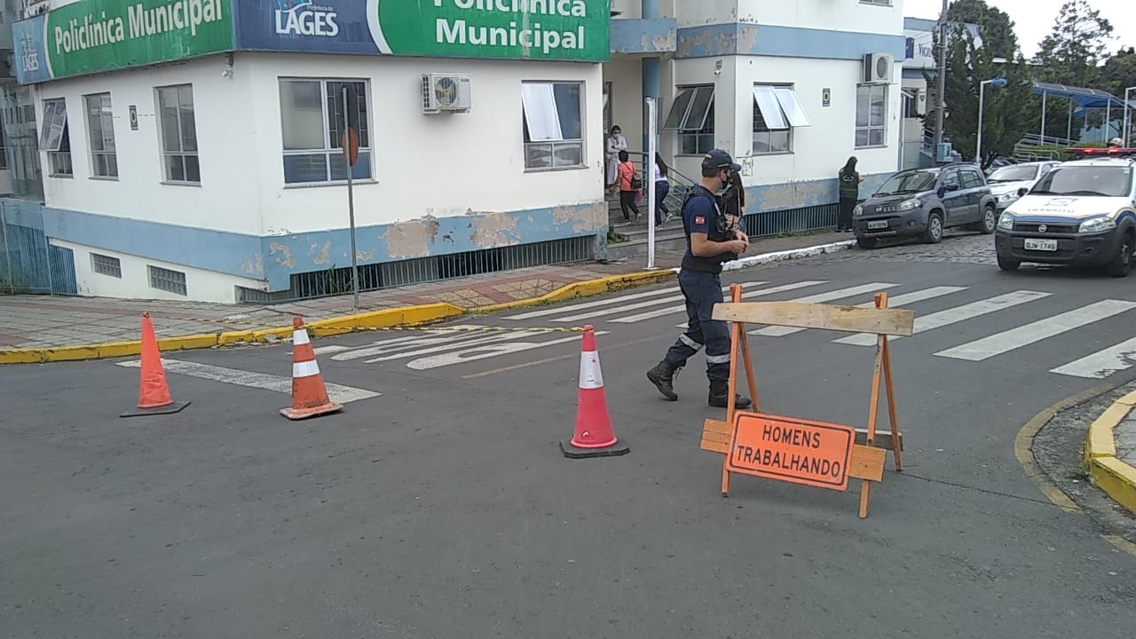 Prefeitura de Lages Via em frente à Policlínica Municipal está bloqueada parcialmente, em meia pista, devido à montagem de tendas para atendimento às vacinações contra o novo coronavírus  