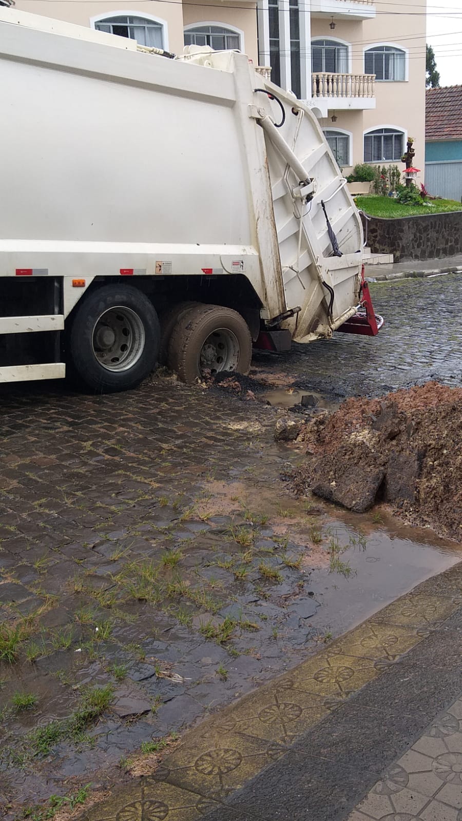 Prefeitura de Lages Empresa particular causa estragos em rua do Morro do Posto