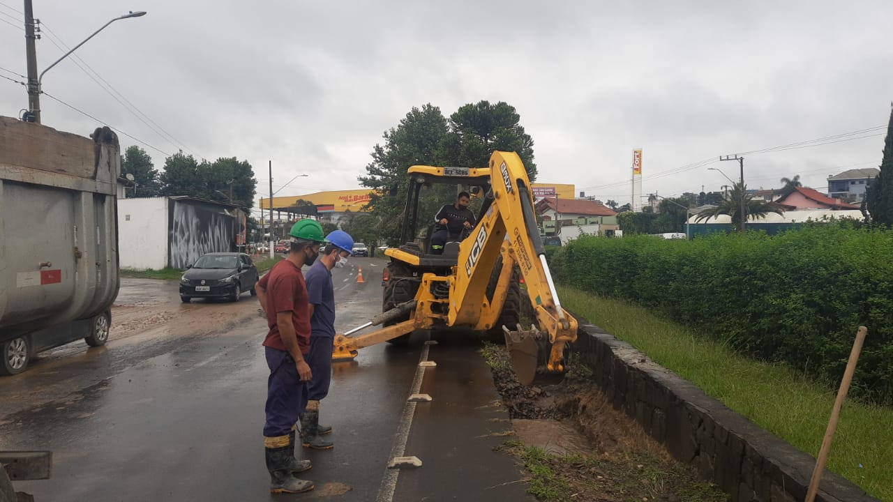 Prefeitura de Lages Rede de água estoura na avenida Carahá e problema deixa quatro bairros deficitários de abastecimento de água 