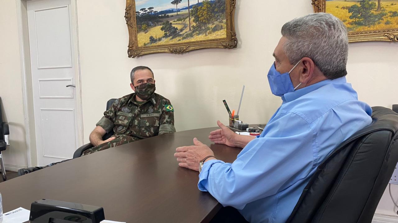 Prefeitura de Lages Prefeito Ceron recebe o tenente-coronel Anderson Soares em seu gabinete