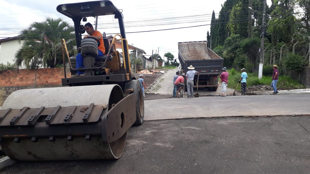 Prefeitura de Lages Região do bairro Copacabana: Rua Presidente Kennedy está em fase de aplicação do asfalto e rua Valério Antunes deve receber pavimentação logo após fixada a base 