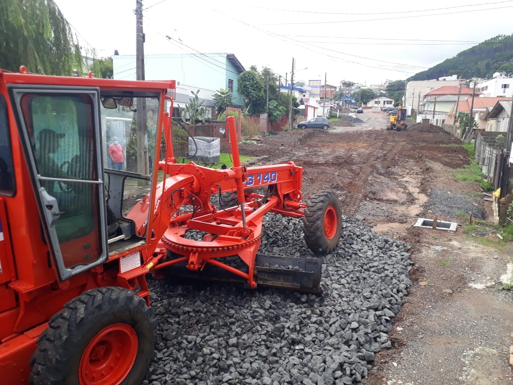 Prefeitura de Lages Rua Raimundo Correia, do bairro Santa Rita, recebe base para o asfalto