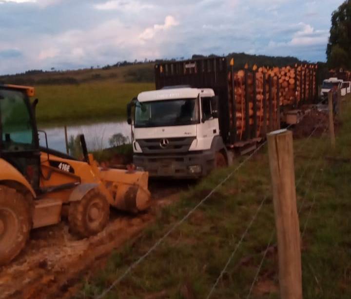 Prefeitura de Lages  Servidores da Secretaria da Agricultura e Pesca se deslocam para realizar reparos em atoleiros da estrada do Tributo