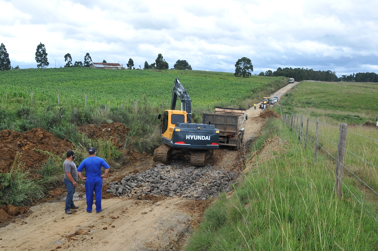 Prefeitura de Lages Secretaria da Agricultura e Pesca faz reparos em atoleiros da estrada do Tributo