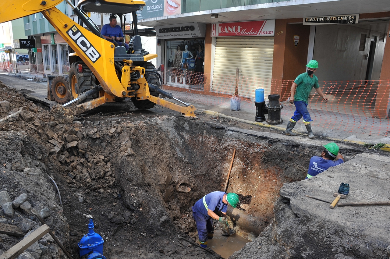 Prefeitura de Lages Terceirizada da Semasa trabalha em interligação de redes nas obras da rua Coronel Córdova e região central terá abastecimento de água interrompido até as 19h30min desta quinta-feira 