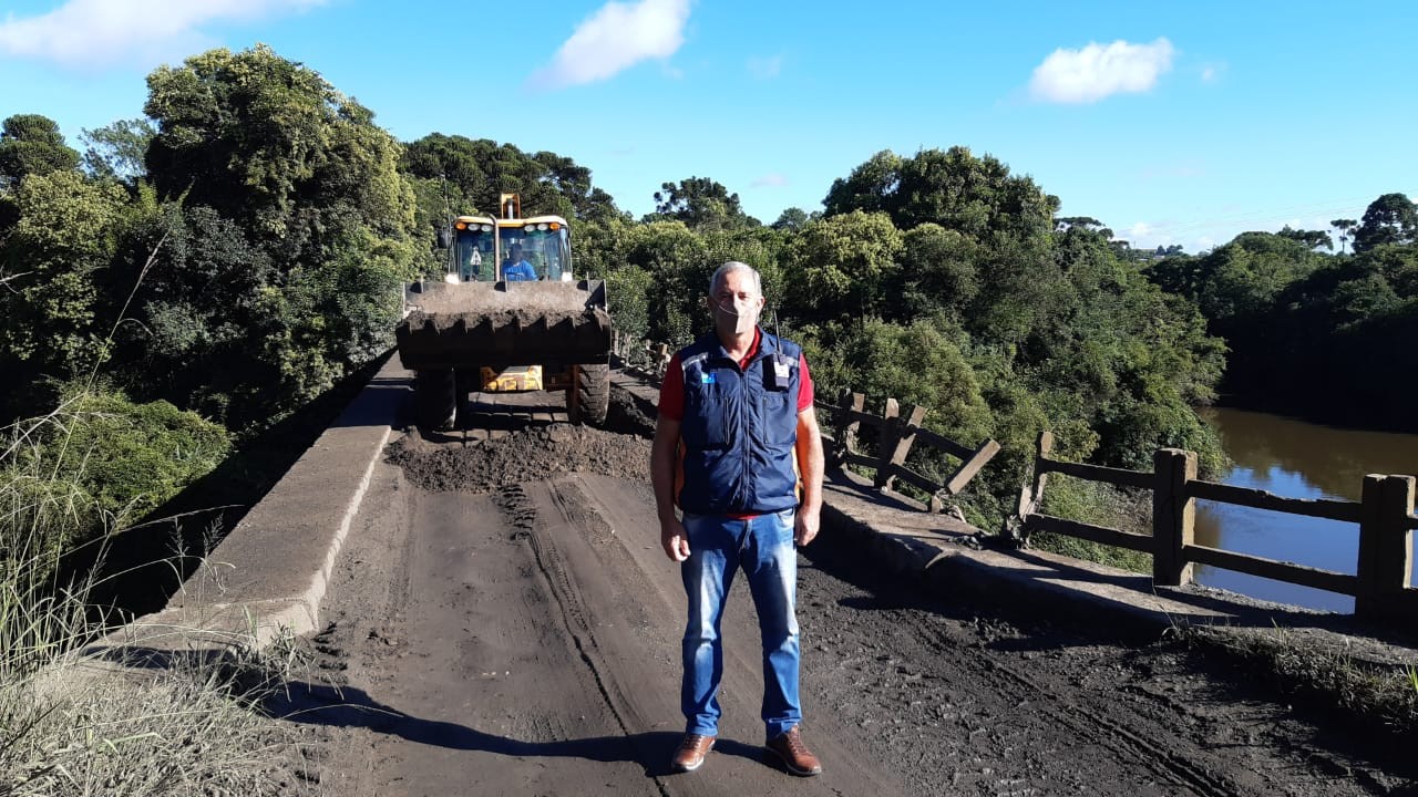 Prefeitura de Lages Defesa Civil remove lama acumulada sobre a ponte de acesso a Guará 