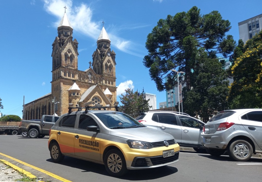 Prefeitura de Lages Veículo com câmeras OCR ampliará a fiscalização do sistema de Área Azul em Lages com incidência na próxima segunda-feira, dia 15 de fevereiro 