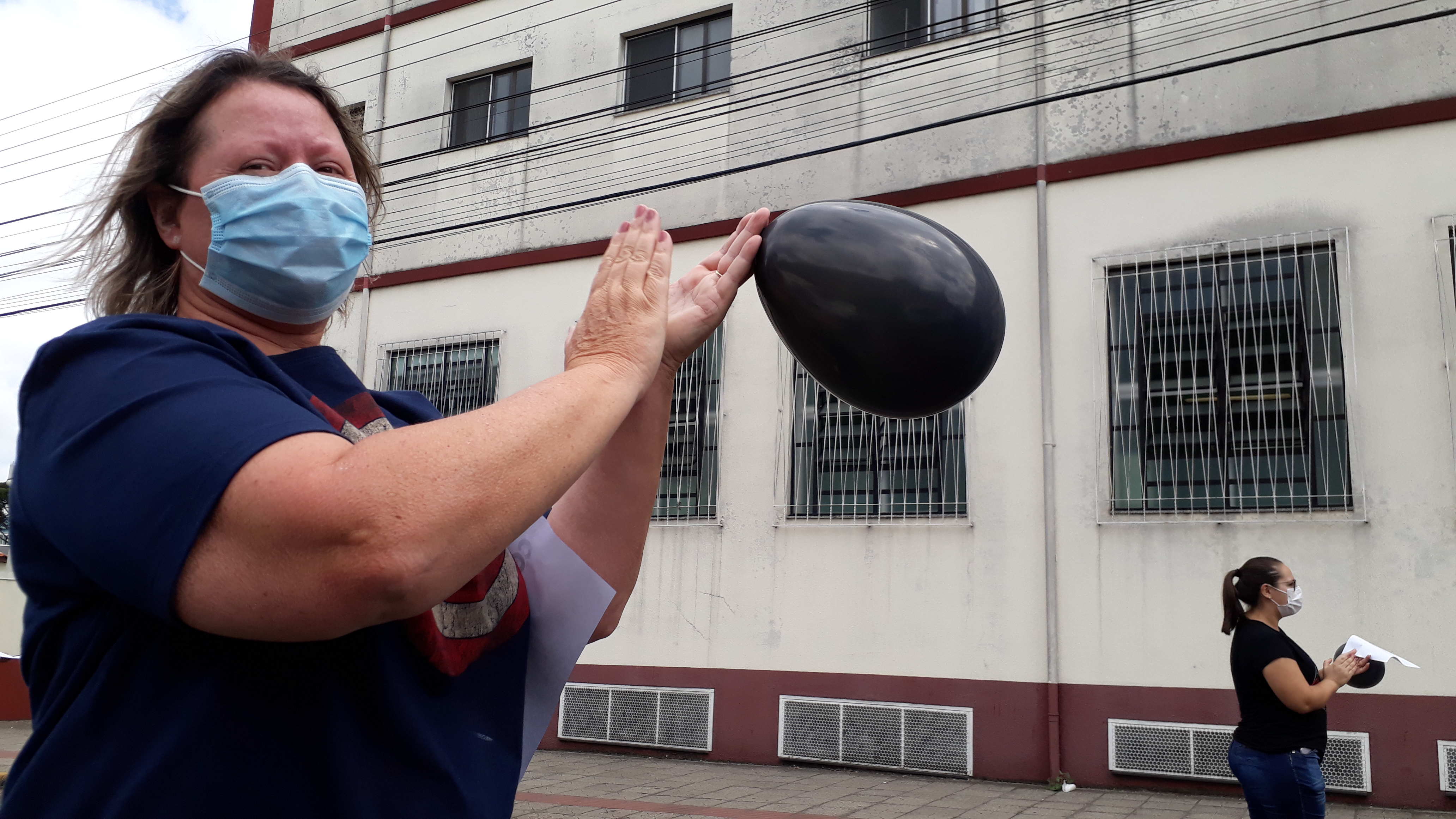 Prefeitura de Lages Super-heróis da vida trocam suas roupas brancas pelas vestes da reverência e vão às ruas homenagear as vítimas da pandemia e os incansáveis pais e mães trabalhadores da linha de frente 