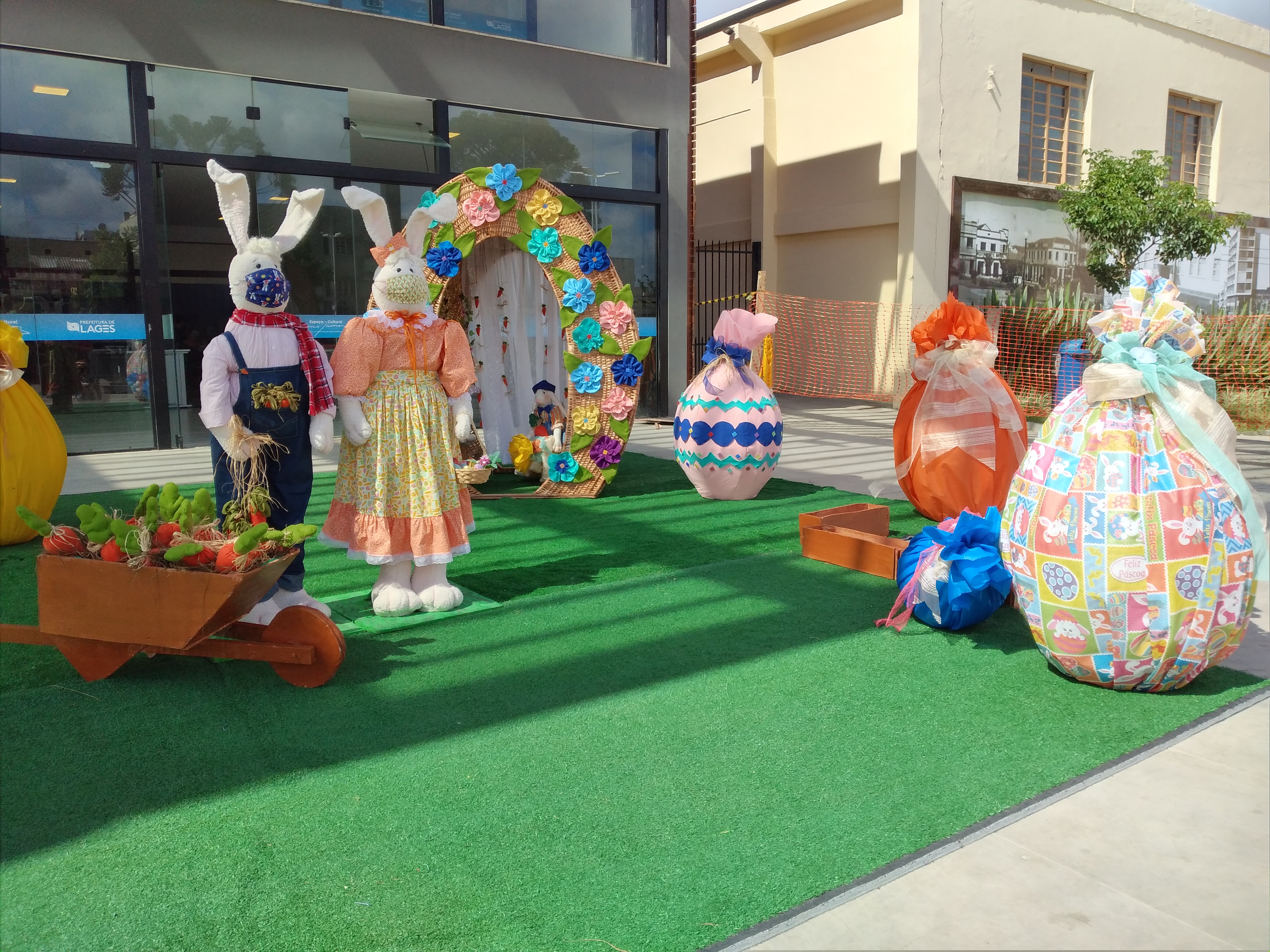 Prefeitura de Lages Prefeitura de Lages prepara decoração para Páscoa na Praça João Costa