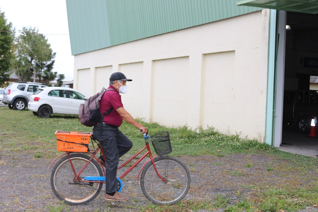 Prefeitura de Lages Seu Natalício tem mais de 70 anos, chega como um garotão, de bicicleta e mochila nas costas, para tomar a vacina contra o coronavírus e dá um banho de jovialidade e bom humor 