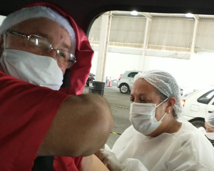 Prefeitura de Lages Papai Noel é vacinado contra a Covid-19 e renova a esperança de que o próximo Natal seja melhor