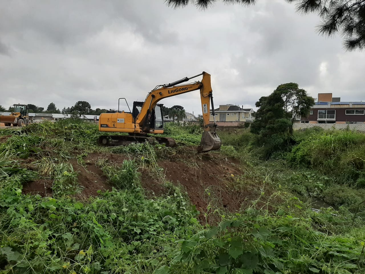 Prefeitura de Lages Córregos do perímetro urbano, como o que passa pelo bairro São Sebastião, são limpos e desassoreados pela Defesa Civil 