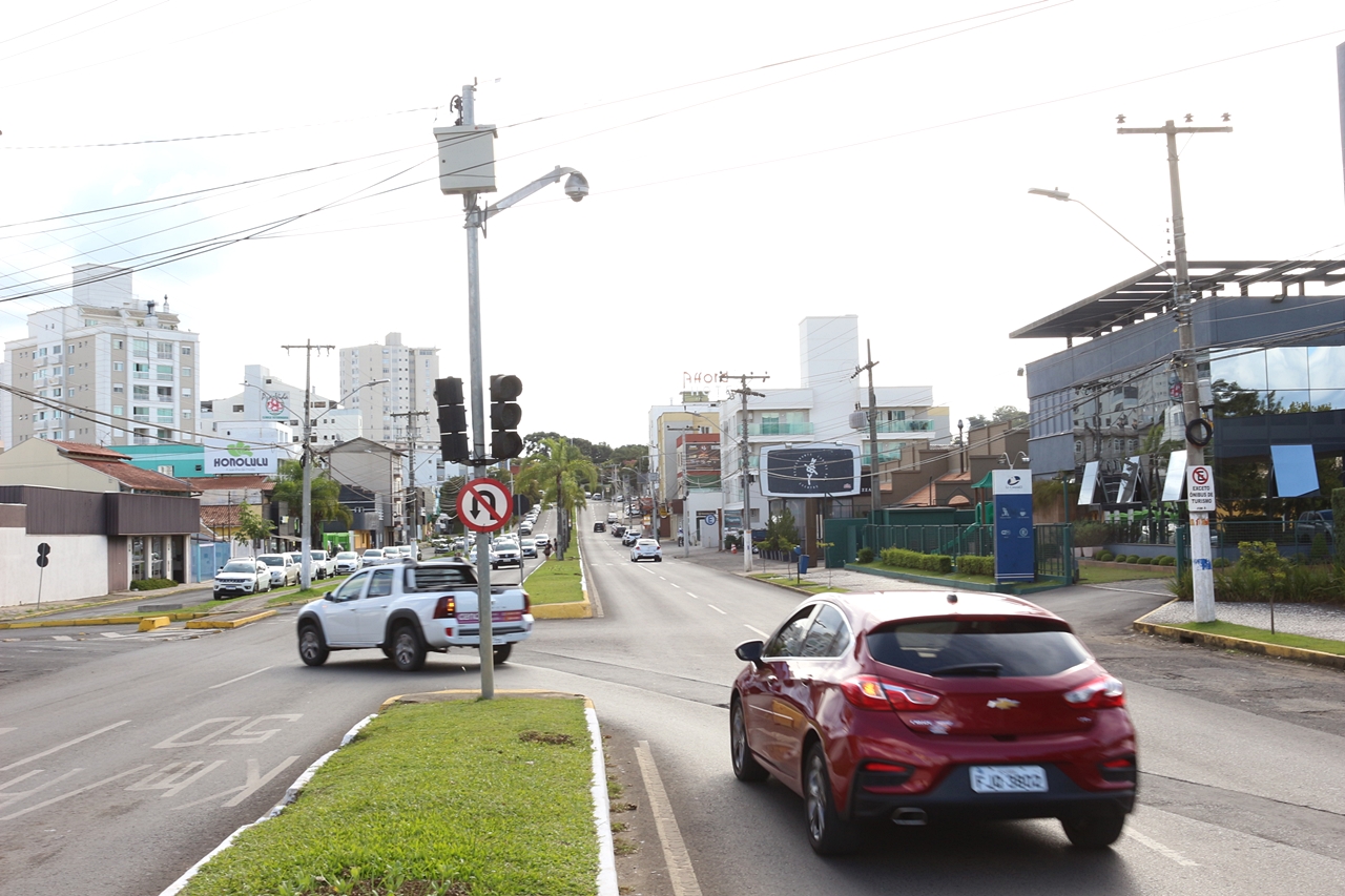 Prefeitura de Lages Sinaleira instalada em frente ao Le Canard vai melhorar o fluxo de veículos