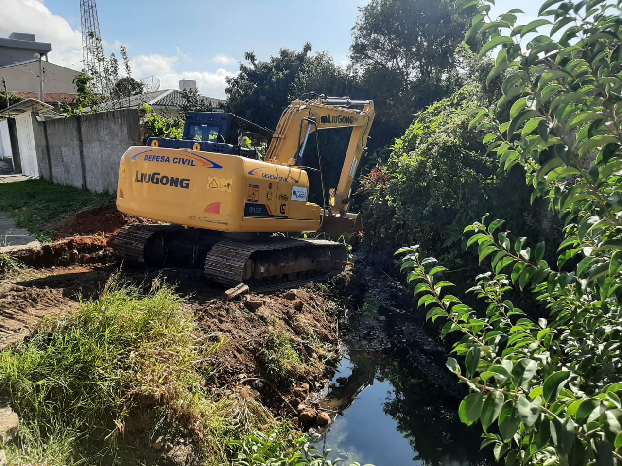 Prefeitura de Lages Agentes da Defesa Civil subtraem e recolhem resíduos para desobstruir parte do canal de córrego com aproximadamente um quilômetro no bairro Copacabana 