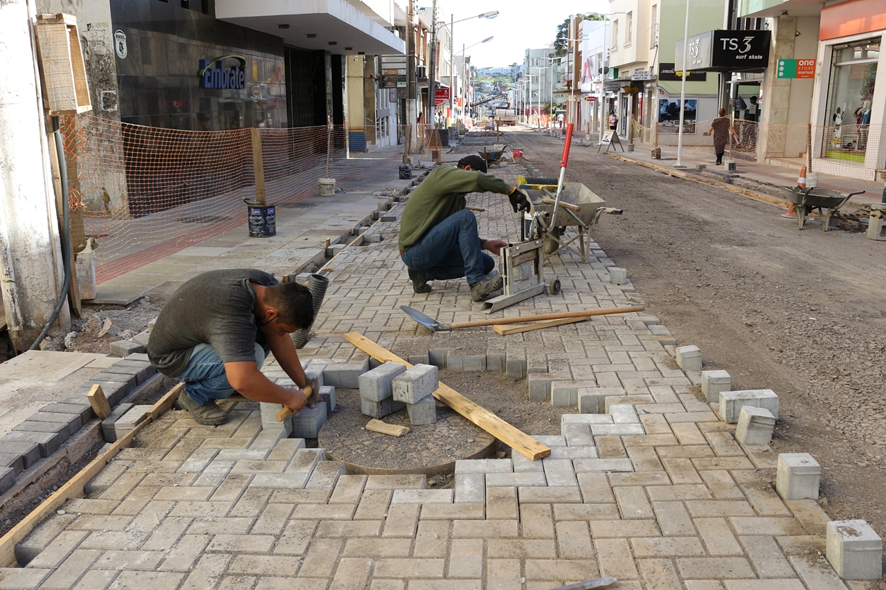 Prefeitura de Lages  Rua Coronel Córdova vai tomando formas de uma via moderna e mais atraente aos olhos de comerciantes, cidadãos lageanos e visitantes de fora 