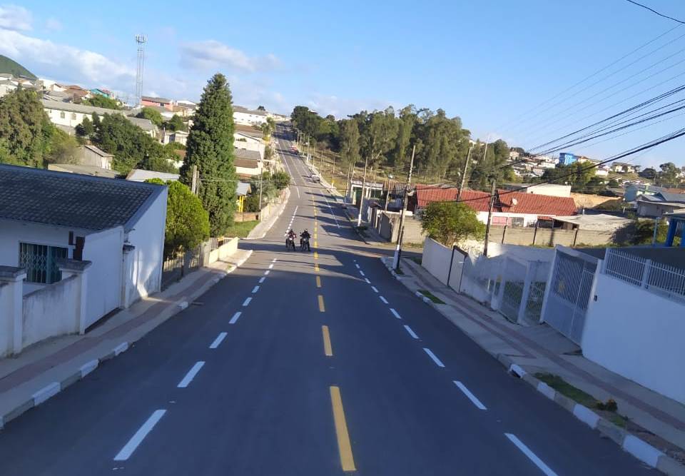 Prefeitura de Lages Diretran executa pintura de sinalização na rua Presidente Kennedy, recentemente asfaltada pelo Programa Minha Rua Melhor 