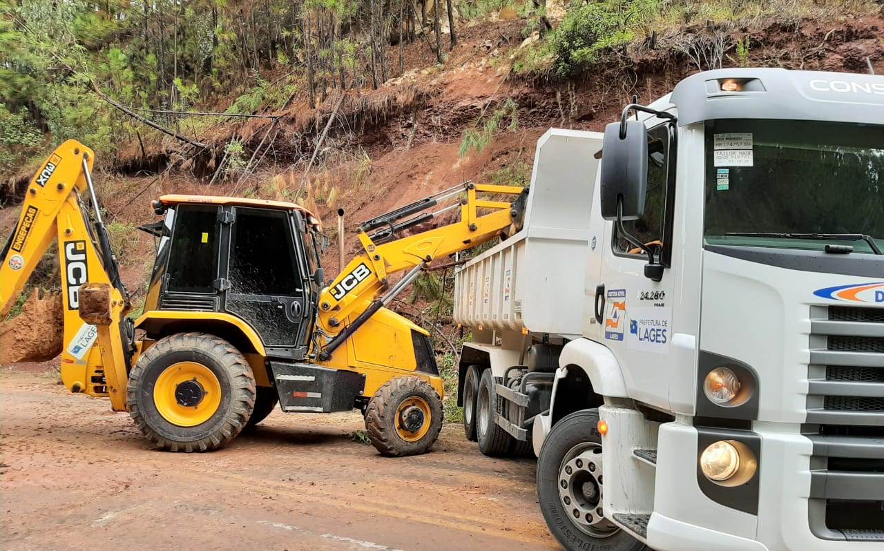 Prefeitura de Lages Defesa Civil realiza limpeza na rodovia SC-114