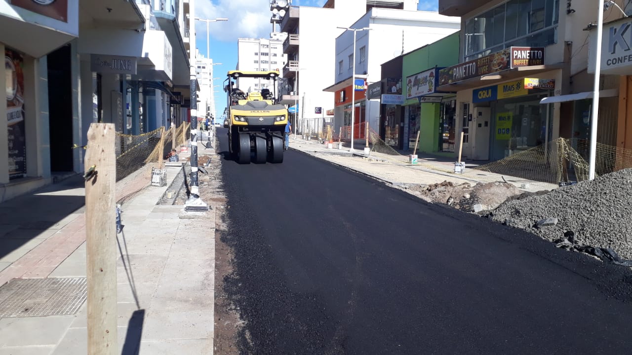 Prefeitura de Lages Asfaltamento da segunda parte da rua Coronel Córdova e obras das novas calçadas em parte da rua Correia Pinto iniciam neste feriado religioso de Corpus Christi  