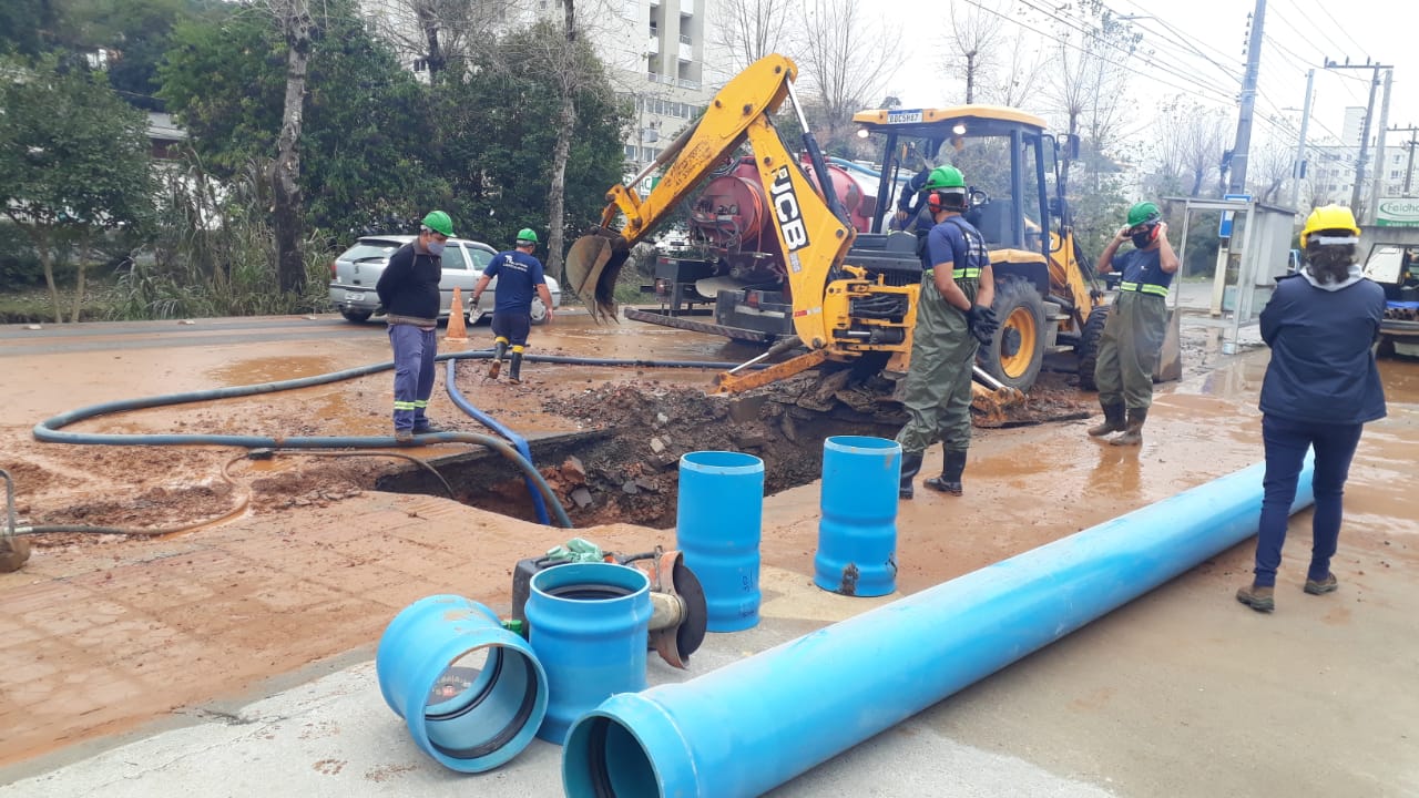 Prefeitura de Lages Secretaria de Águas e Saneamento trabalha em reparos de rede rompida na avenida Carahá e cinco bairros serão abrangidos pela interrupção do fornecimento até às 14h