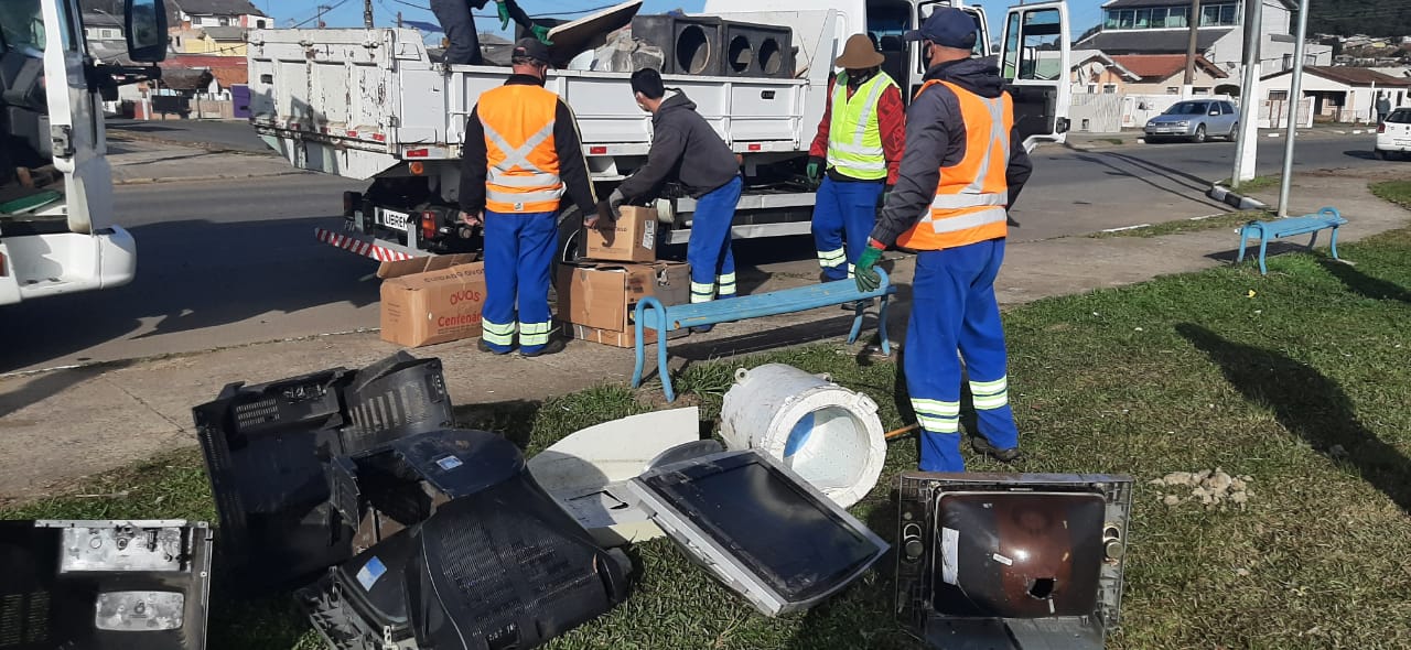 Prefeitura de Lages Lixo eletrônico e entulho são recolhidos no Habitação