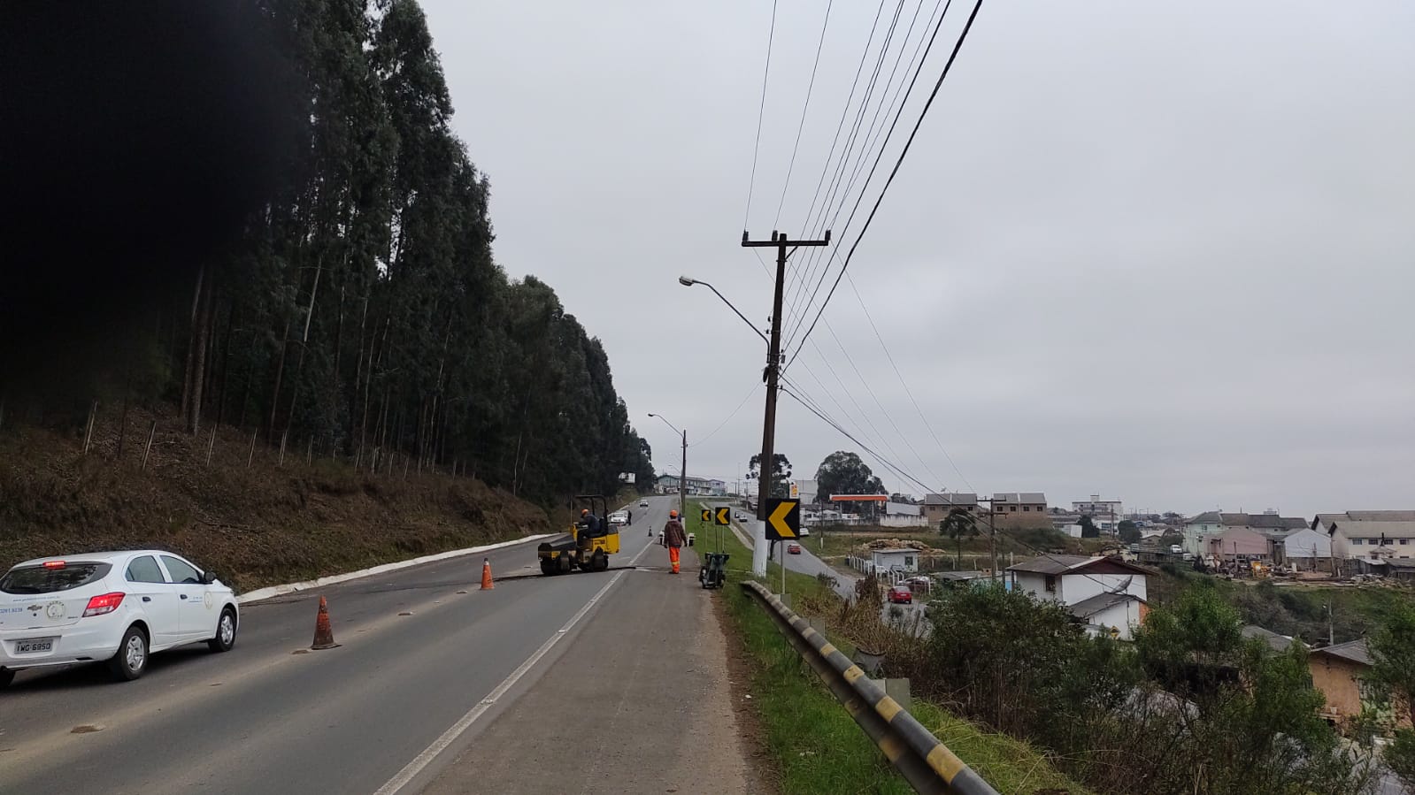 Prefeitura de Lages Condutores, atenção: Reparo em pista da avenida Santa Catarina ocasiona tráfego de veículos em sistema de Pare/Siga 