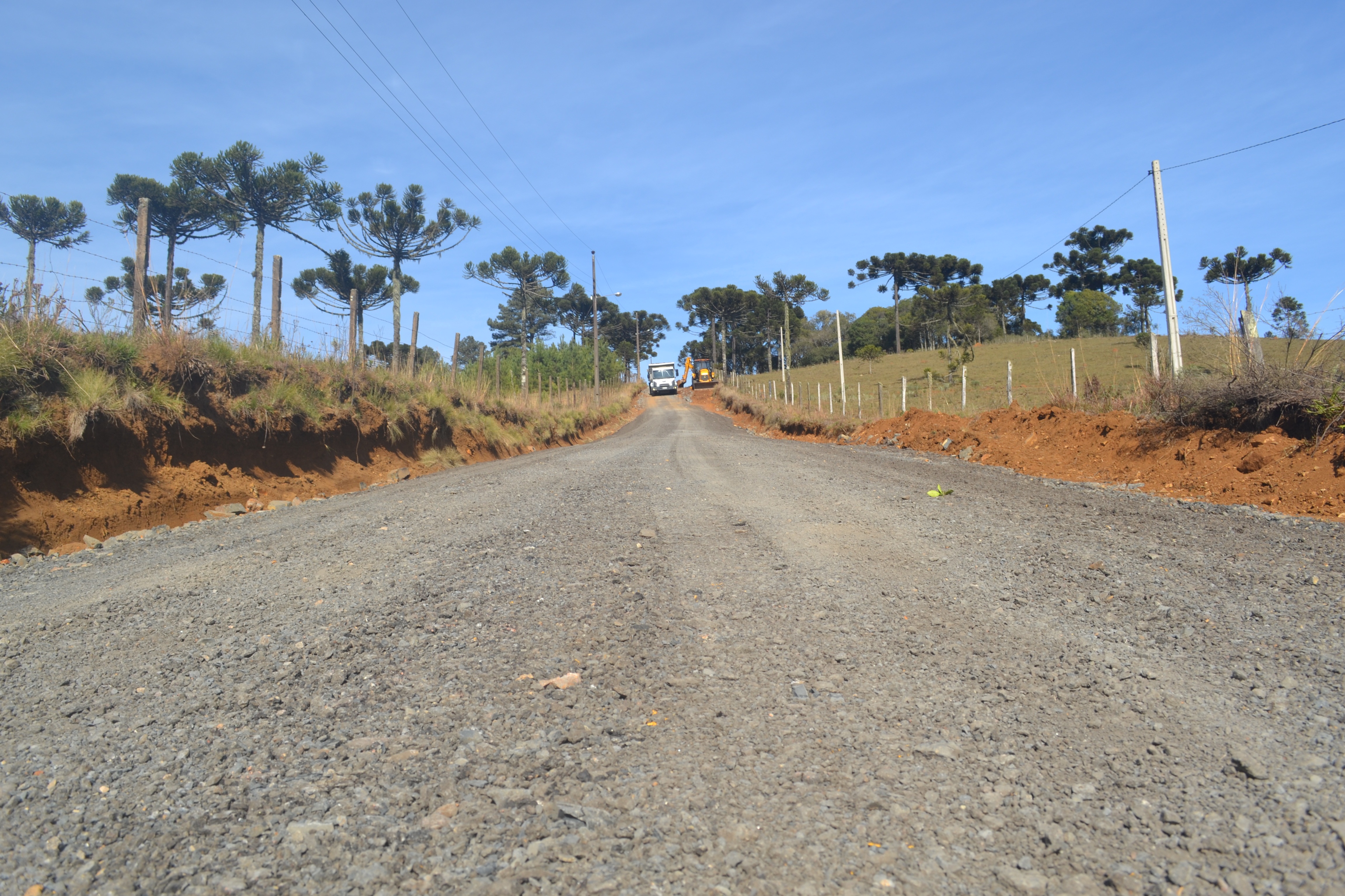 Prefeitura de Lages Prefeitura melhora estradas do loteamento Verdes Campos II