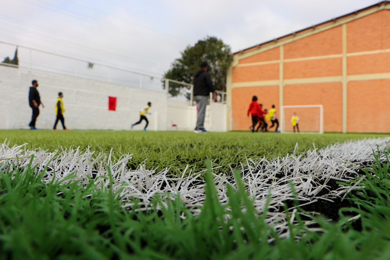 Prefeitura de Lages Prefeito Ceron entrega quadra esportiva e assina ordem de serviço para melhoria do ginásio esportivo da EMEB Santa Helena