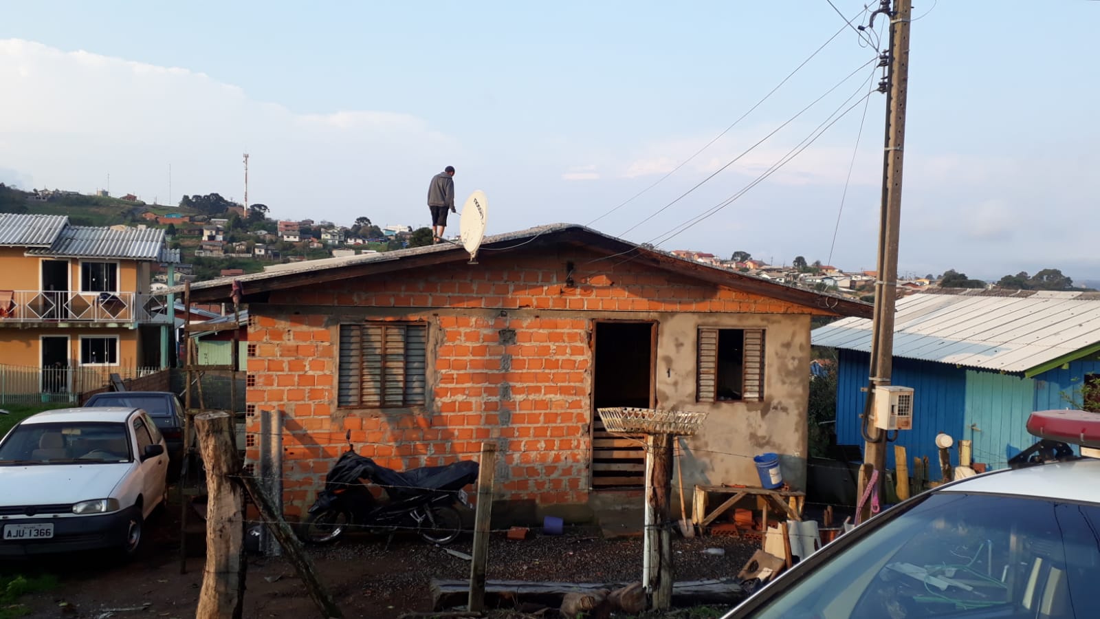 Prefeitura de Lages Tempestade com granizo gera 47 atendimentos, incluindo entregas de lona, pela Defesa Civil no perímetro urbano