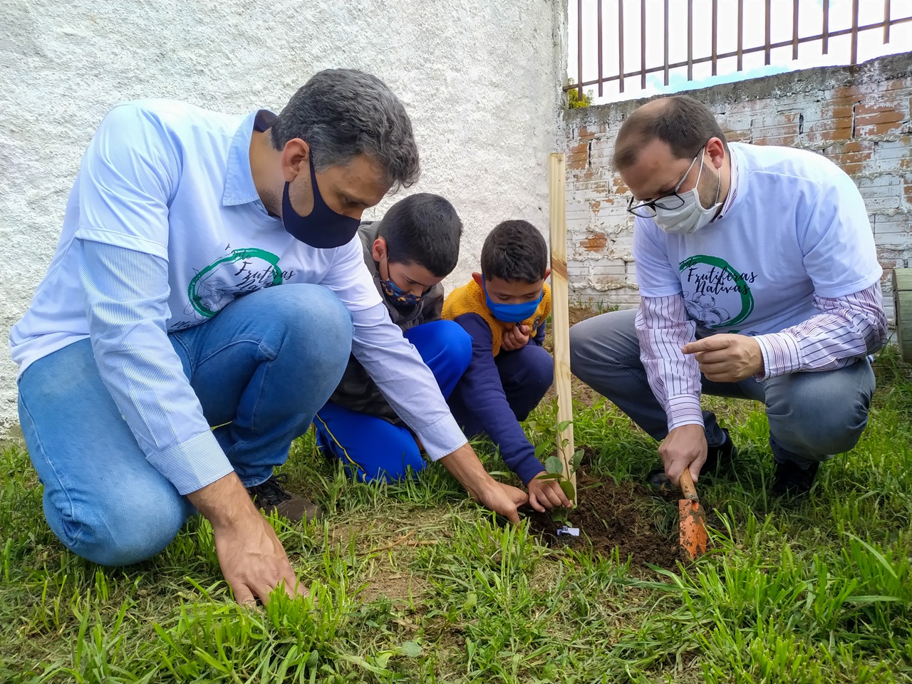 Prefeitura de Lages Projeto Frutíferas Nativas é lançado em Lages e ensinará noções de qualidade alimentar e saúde com o cultivo de 300 mudas em 35 unidades do sistema municipal de ensino  