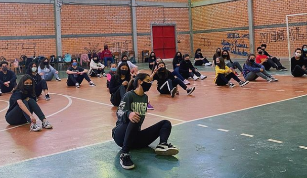 Prefeitura de Lages Instrutores, alunos e alunas da Escola de Artes da Fundação Cultural e Programa Lages Melhor participam de workshop de breaking