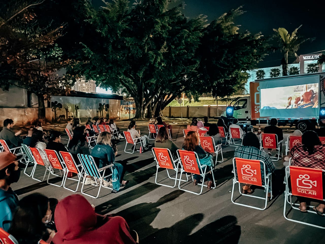 Prefeitura de Lages Mudança nos horários do cinema ao ar livre na Fundação Cultural de Lages e na Pracinha da Cultura (Praça do CEU) no bairro Universitário