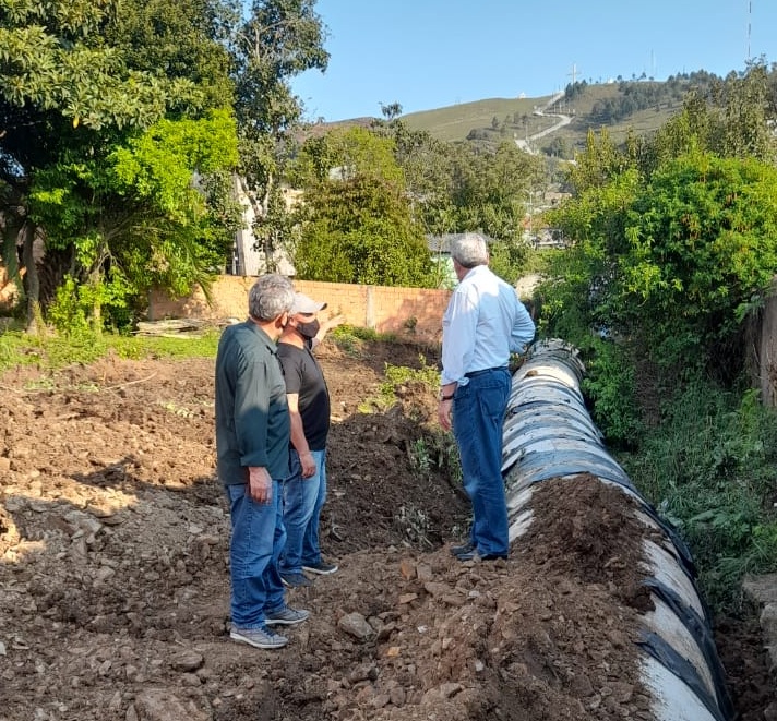 Prefeitura de Lages Prefeito Ceron vistoria obra de canalização no bairro Santa Rita