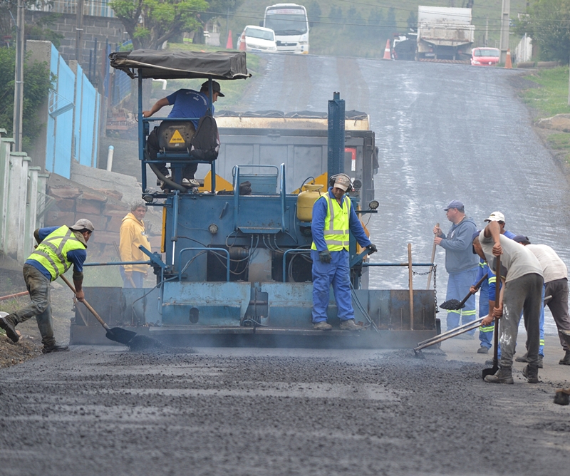 Prefeitura de Lages Prefeitura pavimenta novo trecho da rua Célio Batista de Castro, no bairro Santa Helena