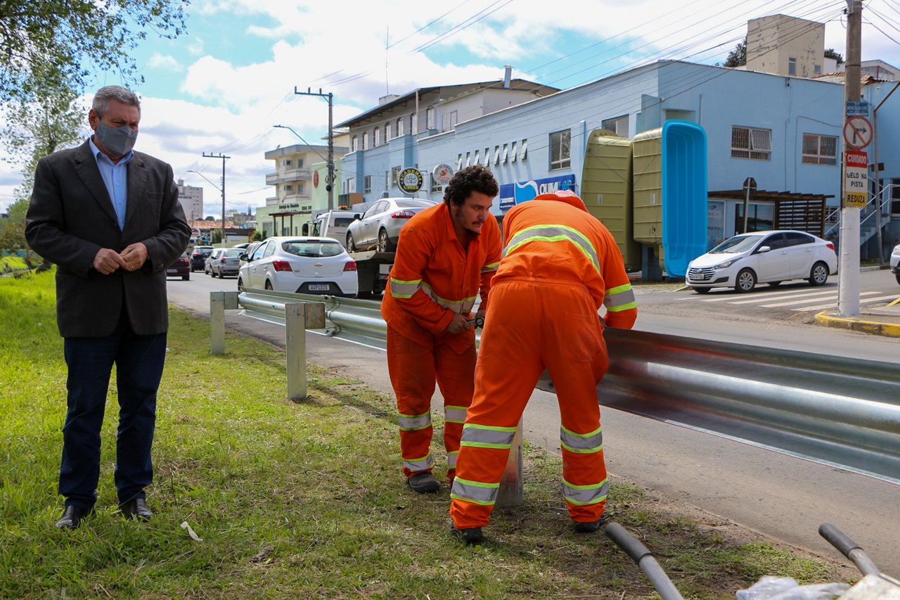 Prefeitura de Lages Prefeitura instala guard-rail em pontos determinados da avenida Carahá