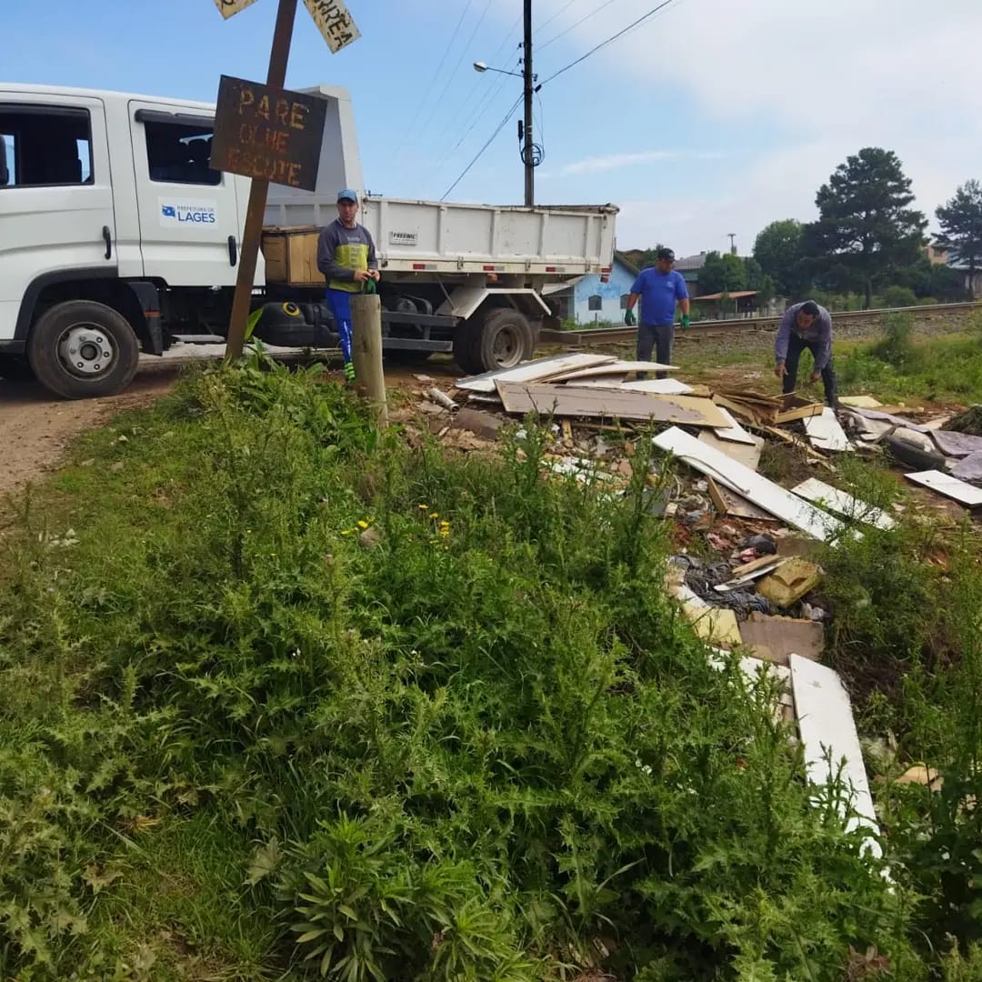 Prefeitura de Lages Equipes da Prefeitura trabalham na limpeza dos acessos à cidade