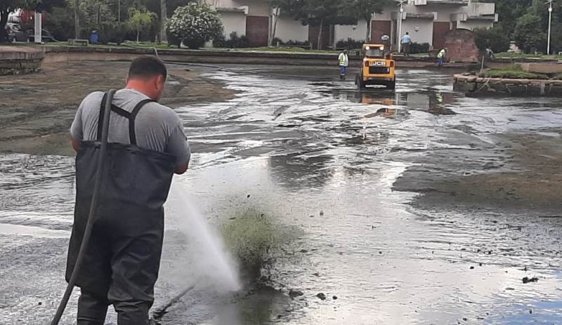 Prefeitura de Lages Veículo hidro e Bobcats fazem limpeza do lago do Parque Jonas Ramos