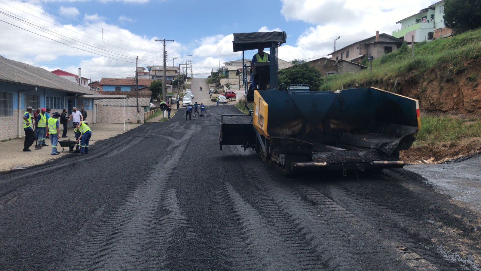 Prefeitura de Lages Minha Rua Melhor: Prefeitura asfalta trecho da rua Jerusalém, no bairro Vila Mariza