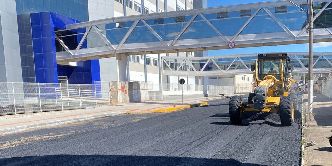 Prefeitura de Lages Prefeitura asfalta trecho da rua Jerônimo Coelho, no Centro