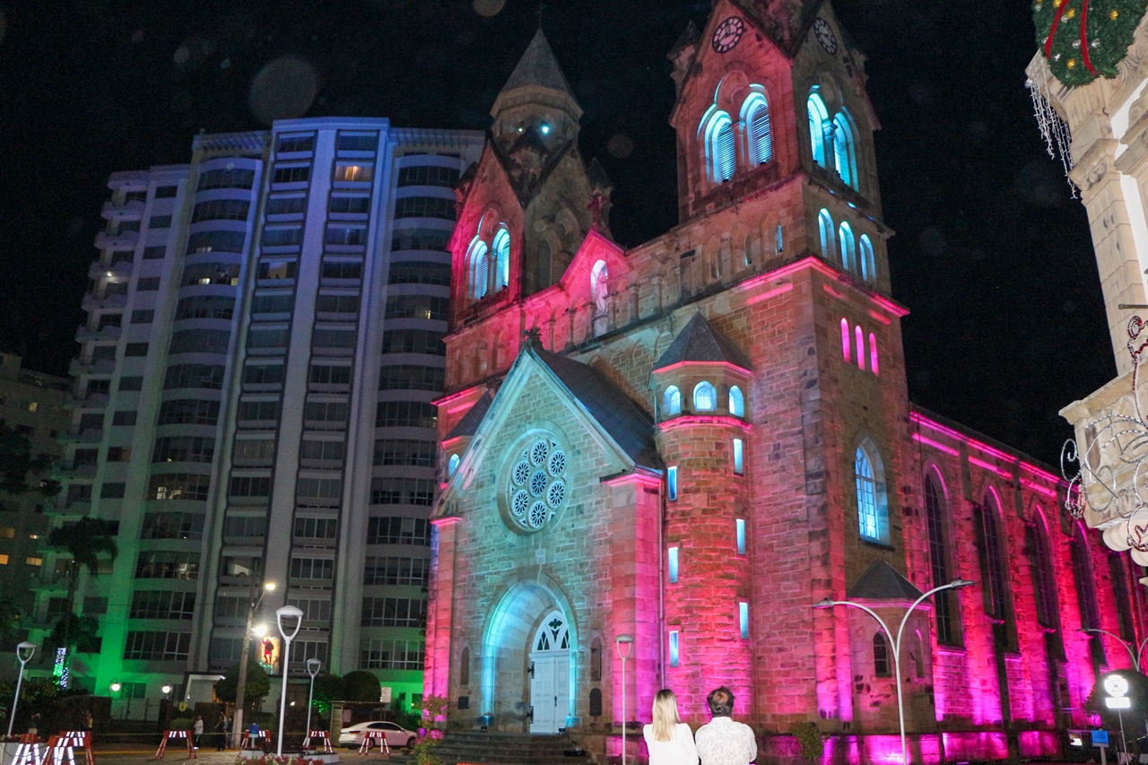 Prefeitura de Lages Catedral Diocesana se ilumina em um show de luzes e música na segunda noite de Natal Felicidade