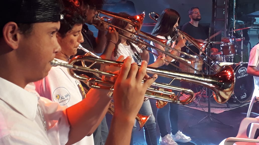 Prefeitura de Lages Música e dança na noite de segunda-feira do Natal Felicidade – Um Doce Natal