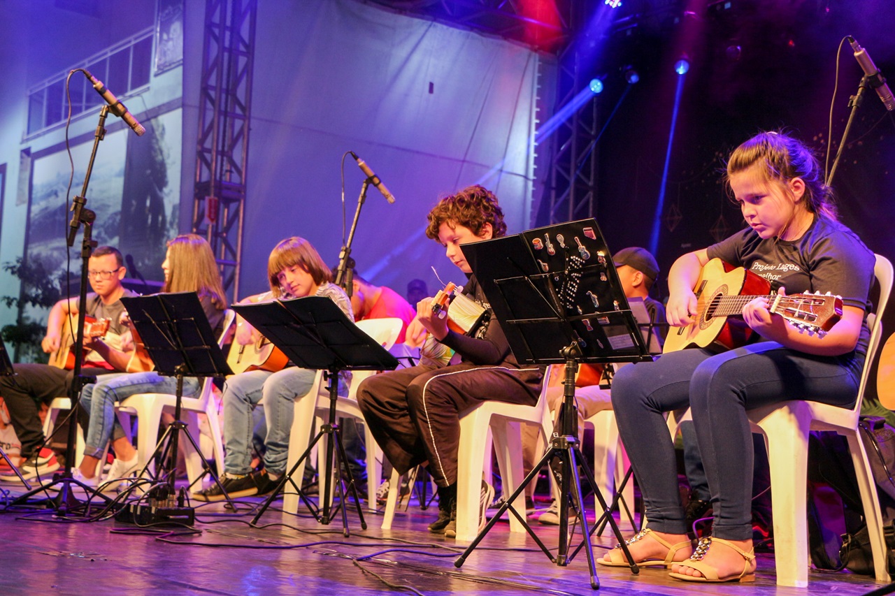 Prefeitura de Lages Apresentação do Programa Lages Melhor levou 250 músicos e bailarinos para o palco do Natal Felicidade