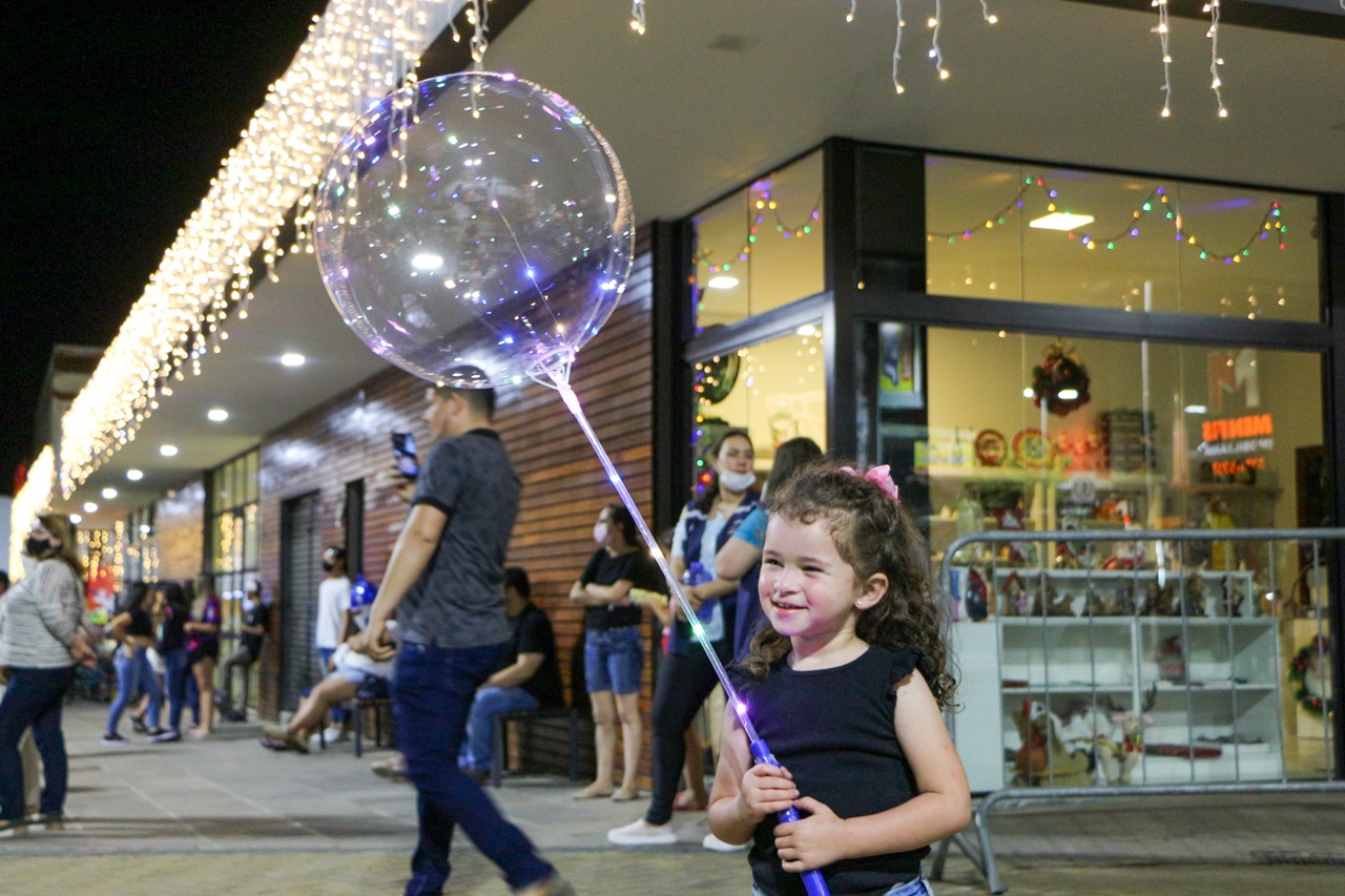 Prefeitura de Lages Show nacional, espetáculos e comércio em horário estendido atraem milhares de pessoas para o Natal Felicidade - Um Doce Natal, neste domingo 