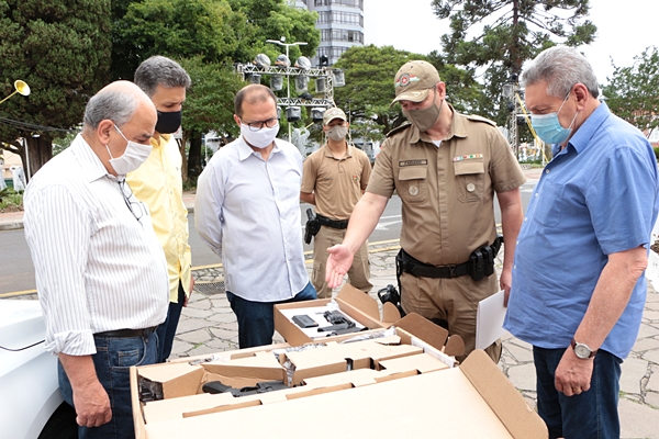 Prefeitura de Lages Contribuição voluntária da comunidade na fatura de água viabiliza aquisição de viatura e armamento à Polícia Militar de Lages 