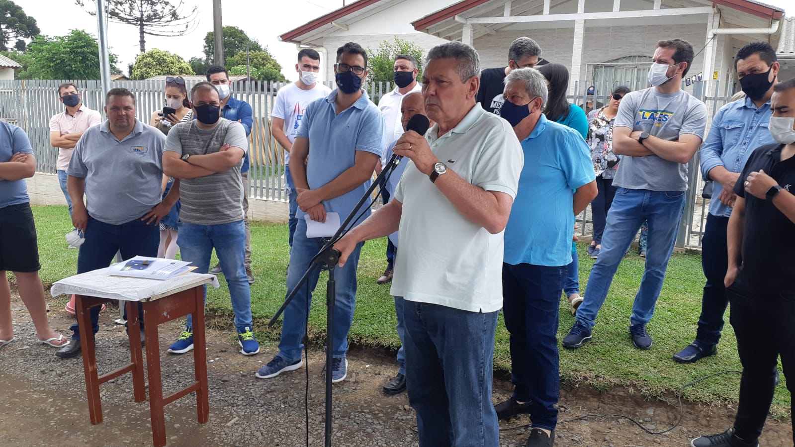 Prefeitura de Lages Minha rua Melhor: prefeito Ceron assina ordem de serviço para asfaltamento da rua Portugal, no bairro Guarujá